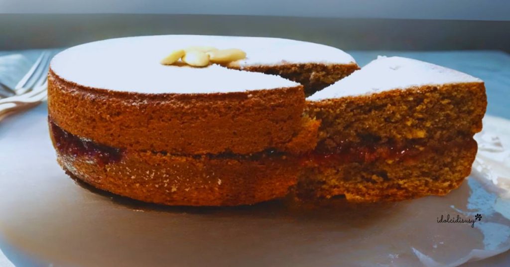Buchweizentorte mit Puderzucker und Marmeladenfüllung