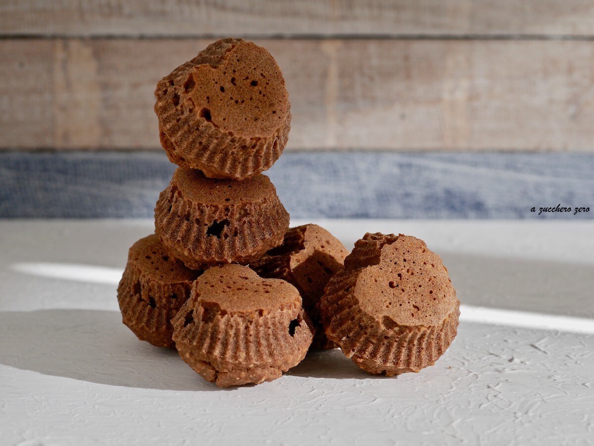 Vollkorn-Kakao- und Haselnuss-Muffins ohne Butter, Milch und Eier