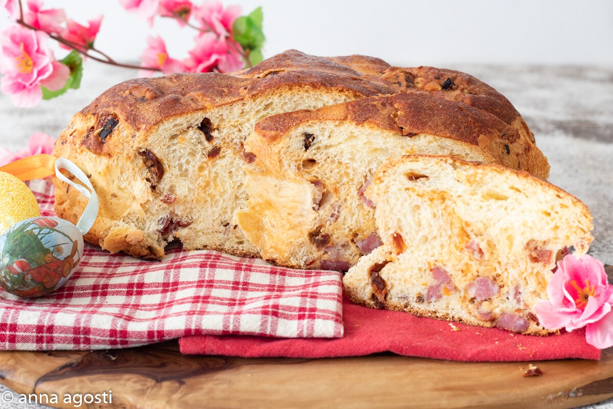 Herzhafte Colomba mit Wurstwaren und Käse