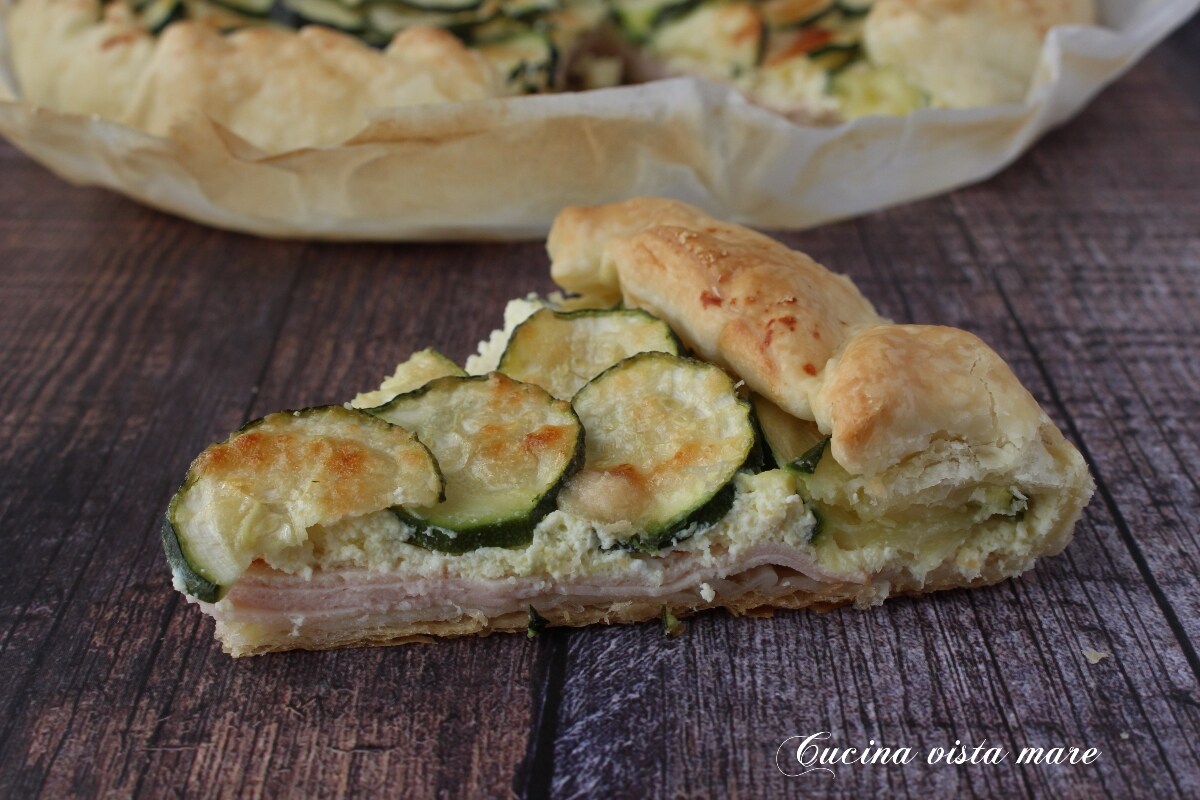 Herzhafte Torte mit Zucchini und gebratenem Truthahn