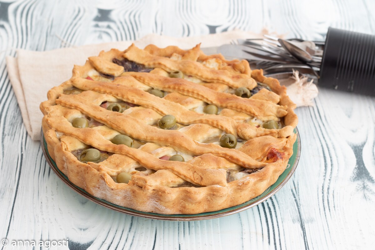 Herzhafte Torte mit roten Zwiebeln und Schinken