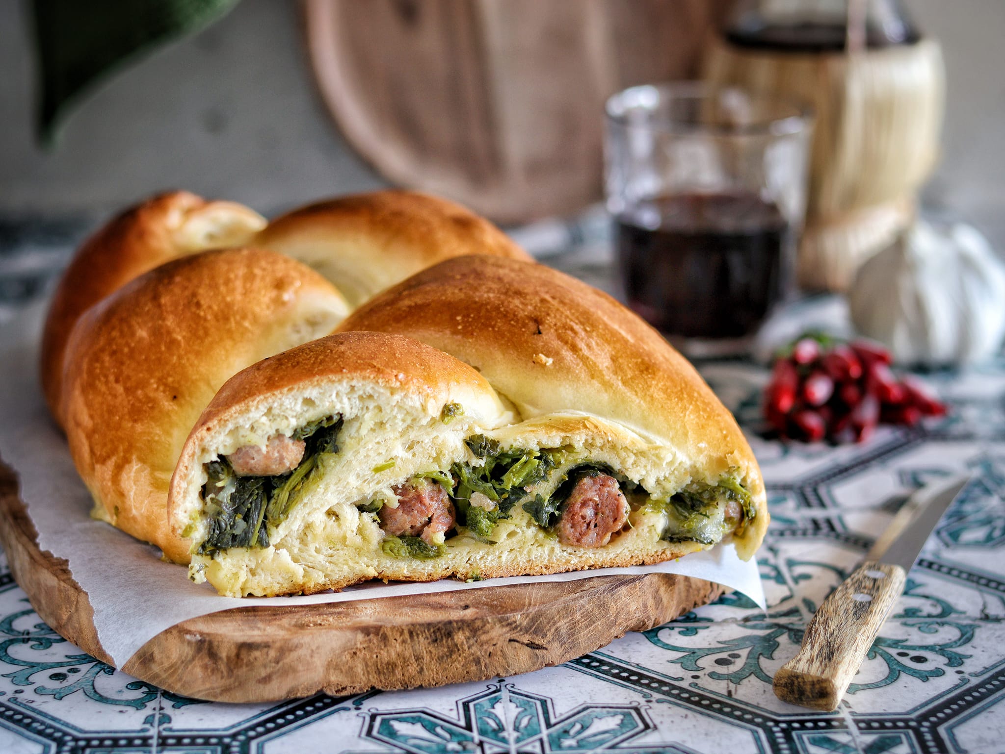 Herzhafter Brioche-Zopf mit Würstchen und Friarielli
