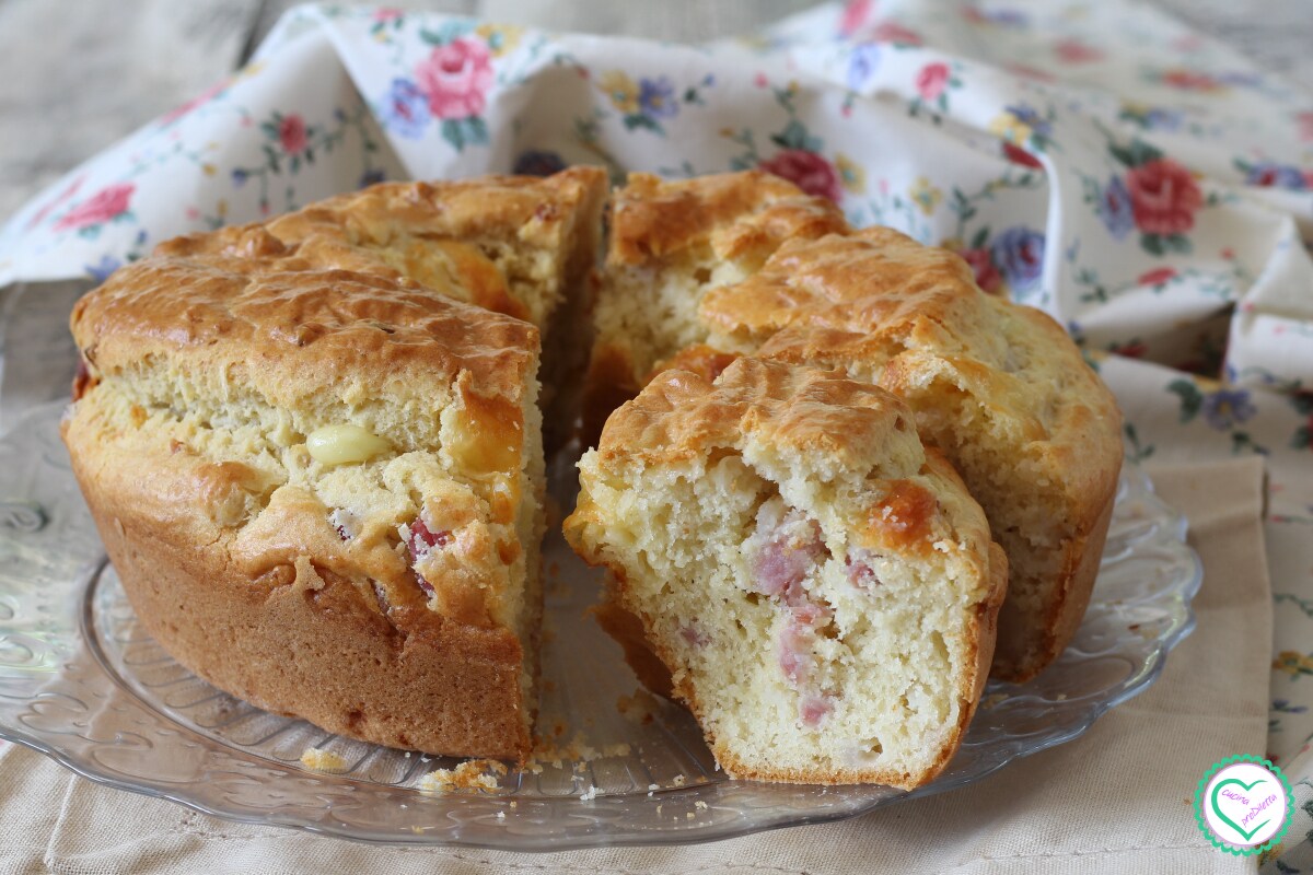 Herzhafter Kranzkuchen mit Zwiebel und Speck