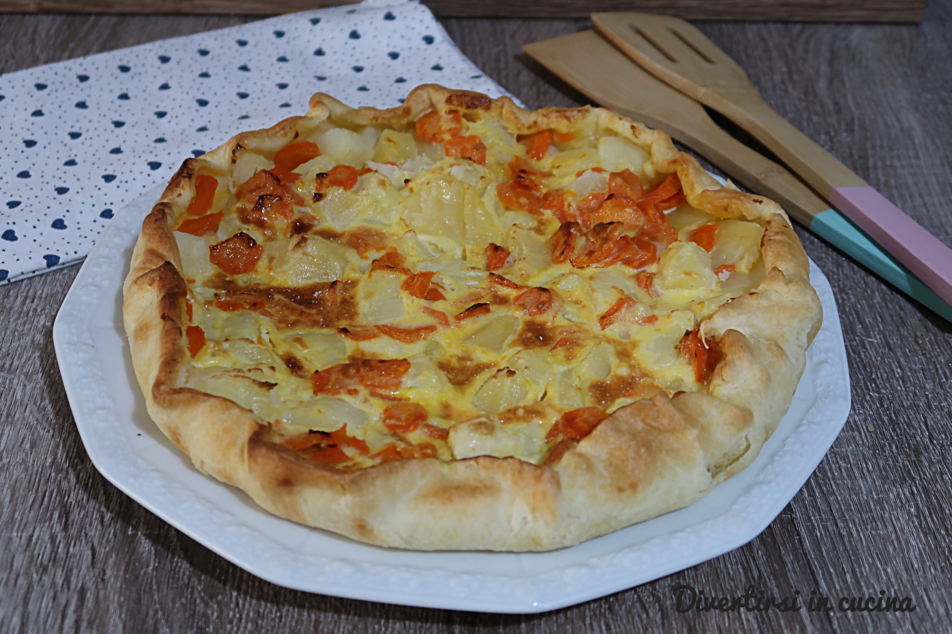 Herzhafter Kuchen mit Kartoffeln und Karotten