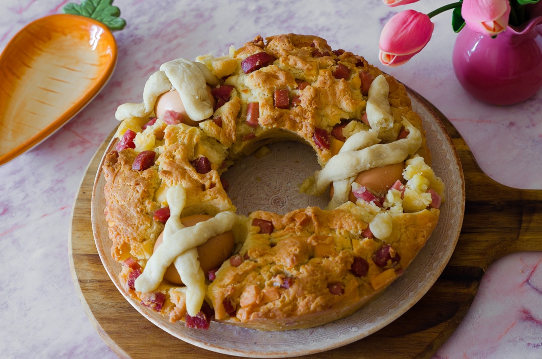 Schneller herzhafter Kuchen mit Eiern, Salami und Käse