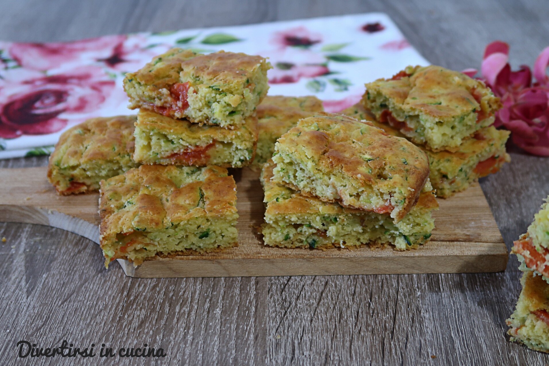 Herzhafter Kuchen mit Zucchini und Tomaten
