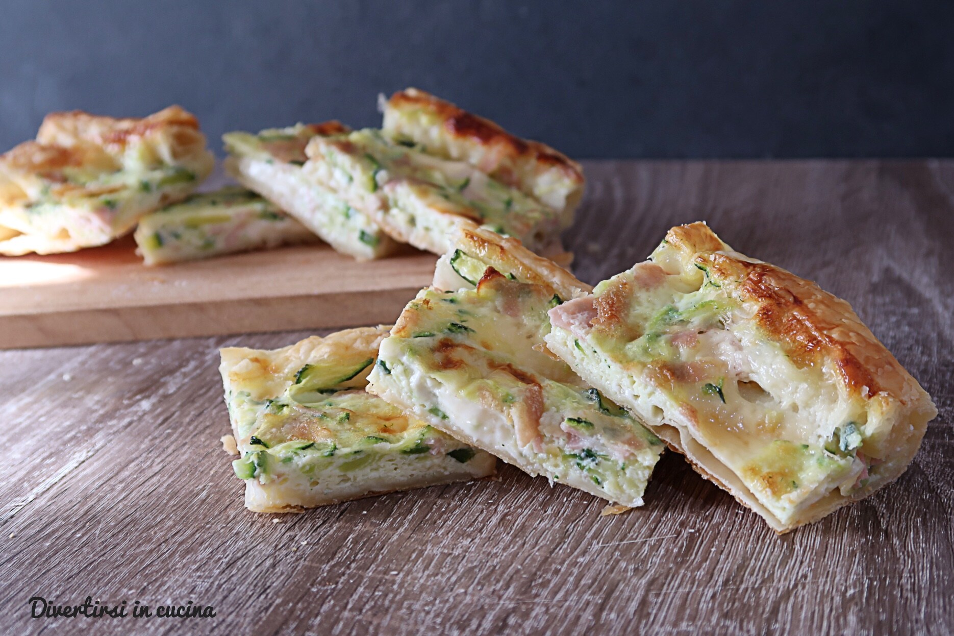 Herzhafter Kuchen mit Zucchini und Mortadella
