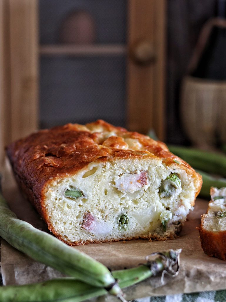 Herzhafter Kuchen mit Ackerbohnen, Pecorino und Speck