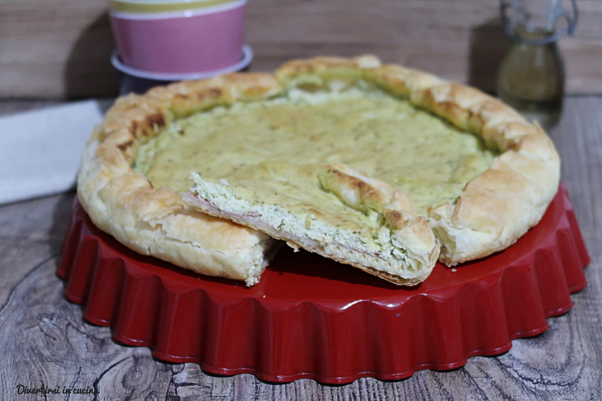 Herzhafter Kuchen mit Pesto und Mortadella