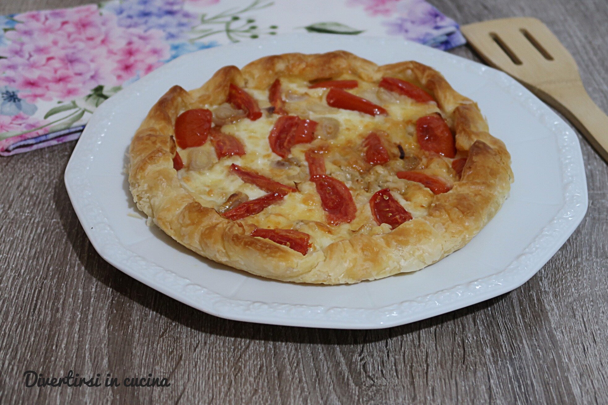 Herzhafter Kuchen mit Thunfisch und Kirschtomaten