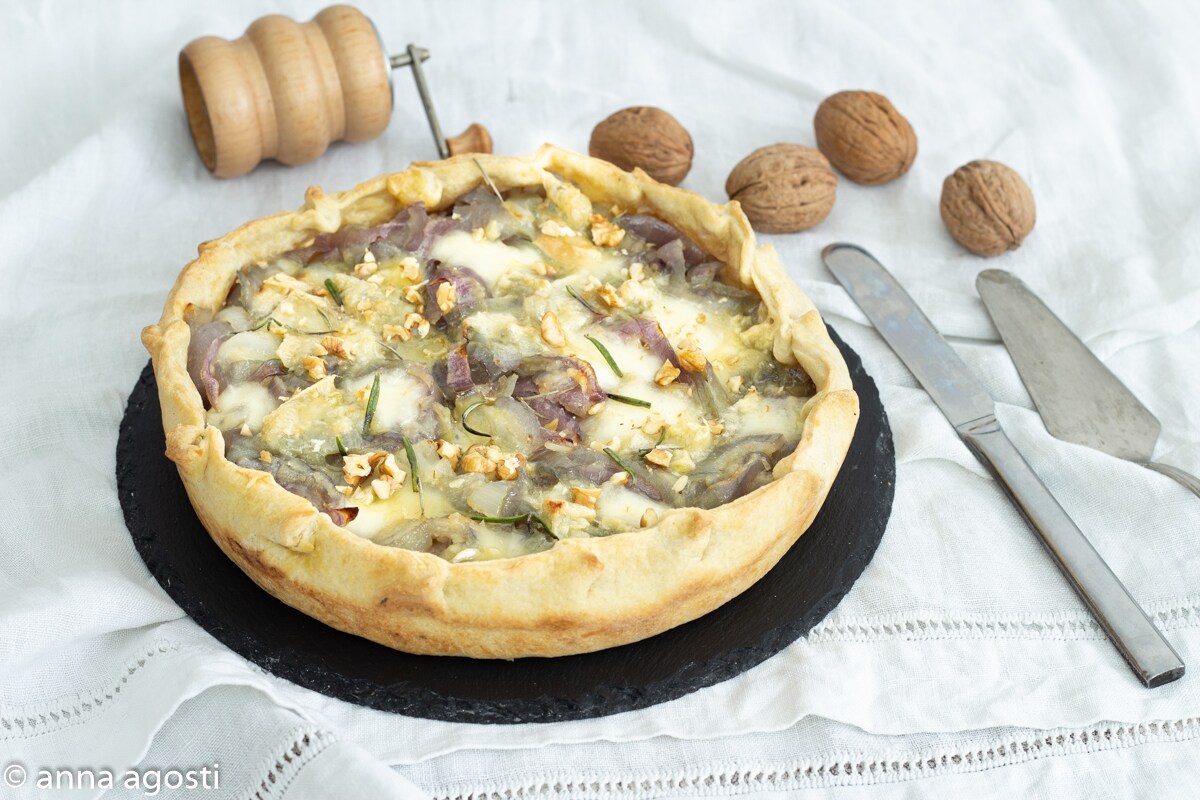 Herzhafter Kuchen mit roten Zwiebeln, Walnüssen und Gorgonzola