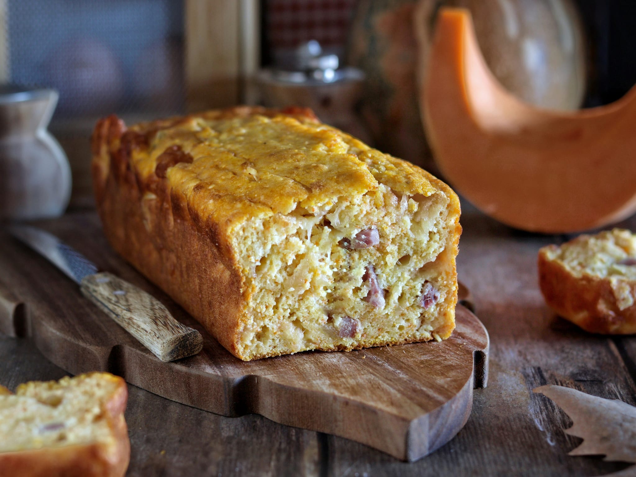 Herzhafter Kürbis-Plumcake mit Speck und Scamorza