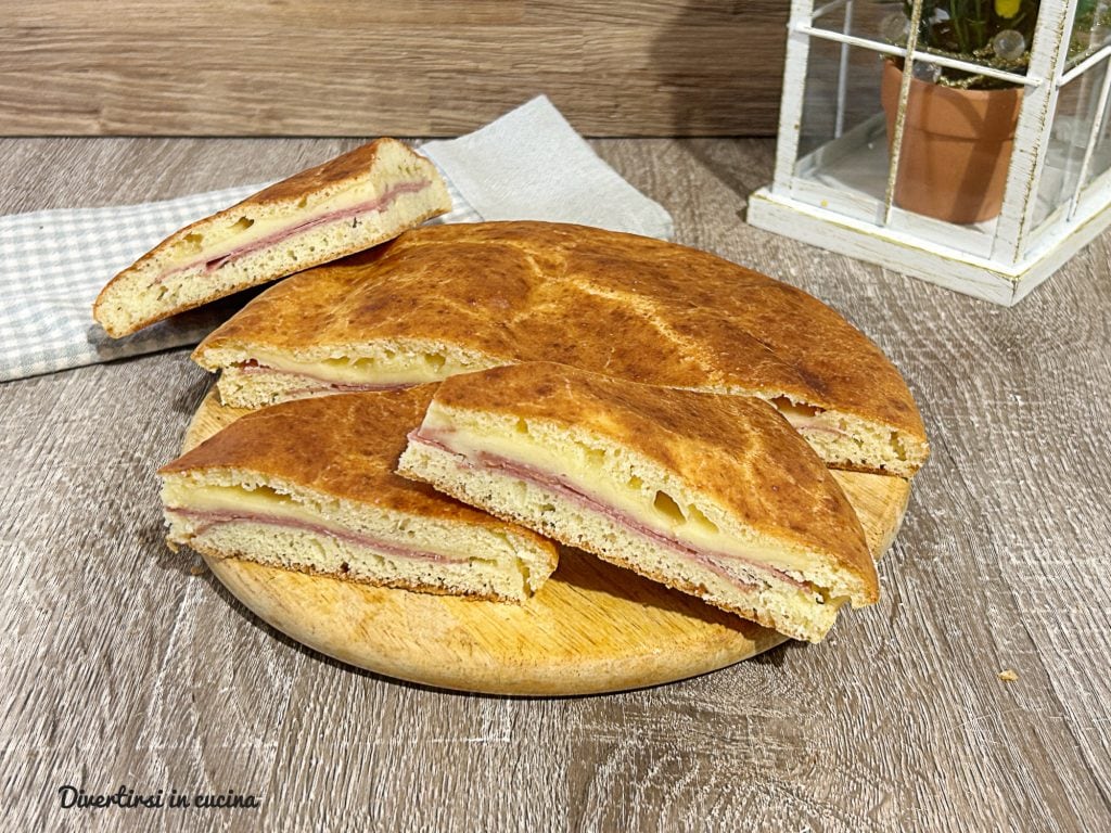 Herzhafter Löffelkuchen mit Salami und Käse