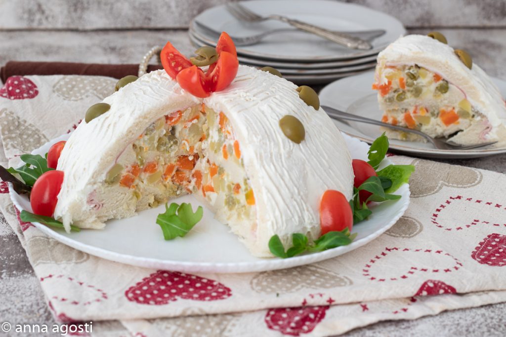 Herzhafter Zuccotto mit Russischem Salat