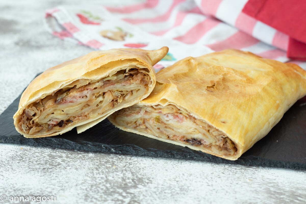 Herzhaftes Strudel mit Wirsing und Würstchen mit verrücktem Teig