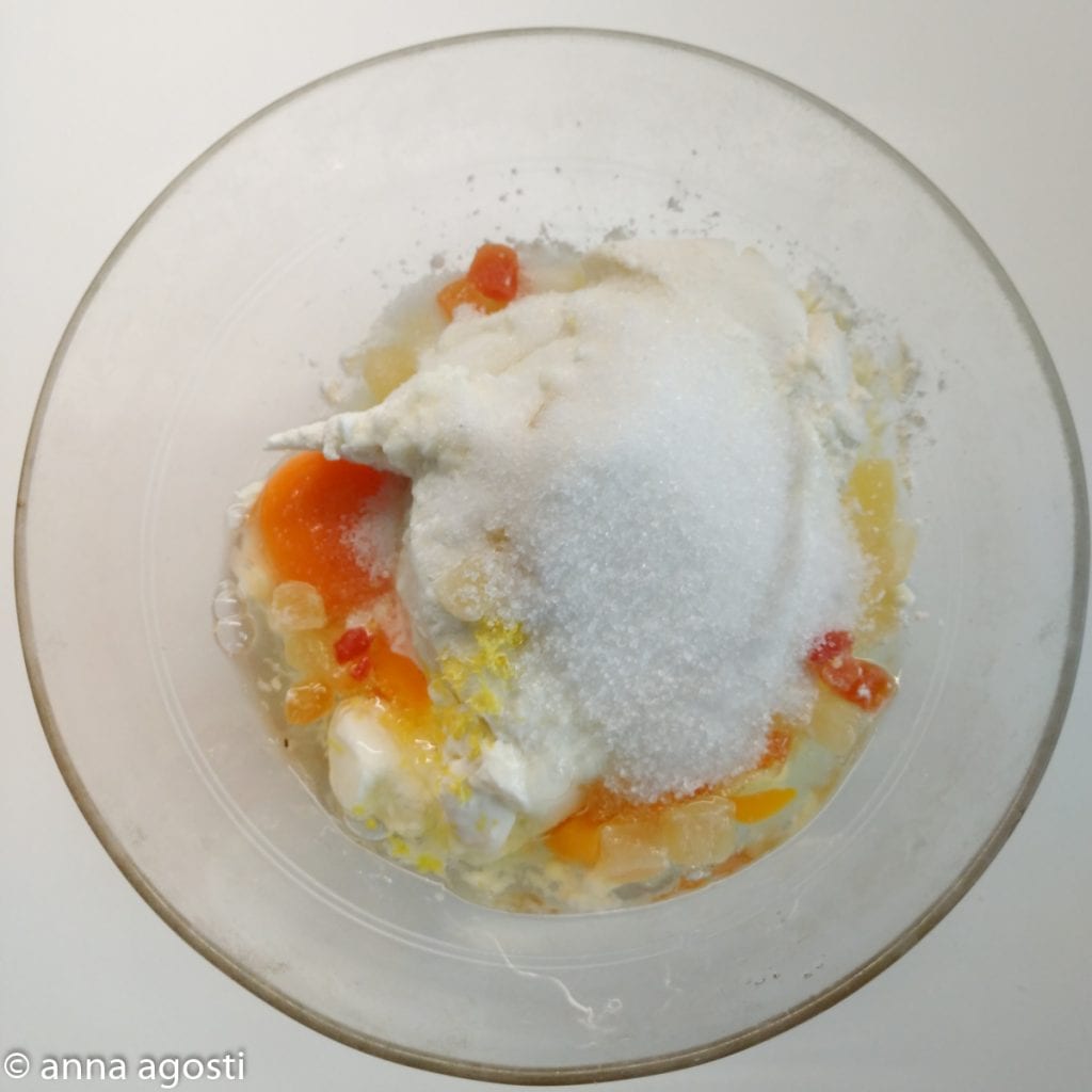 Hohe Ricotta-Torte mit kandierten Früchten