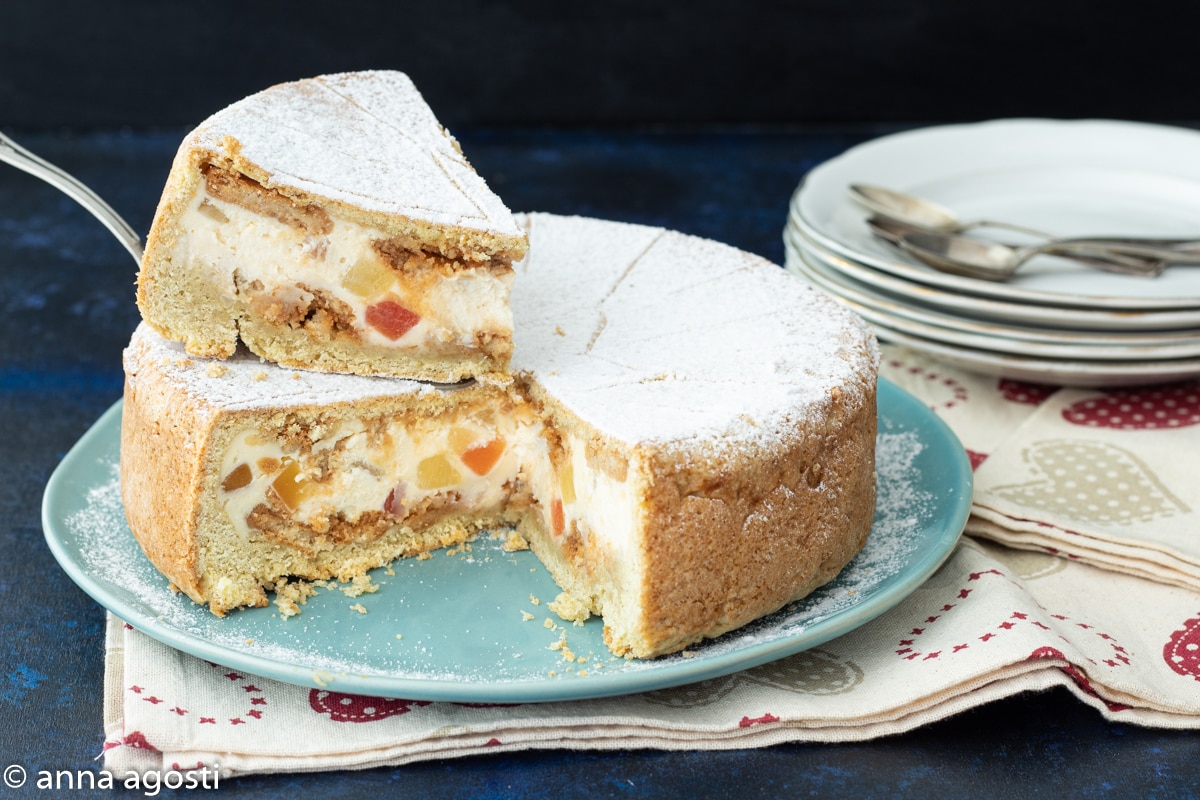 Hohe Ricotta-Torte mit kandierten Früchten