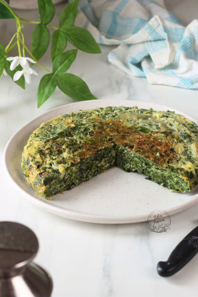 Hohe Spinatfrittata Perfekt Gebacken in einer Drehpfanne