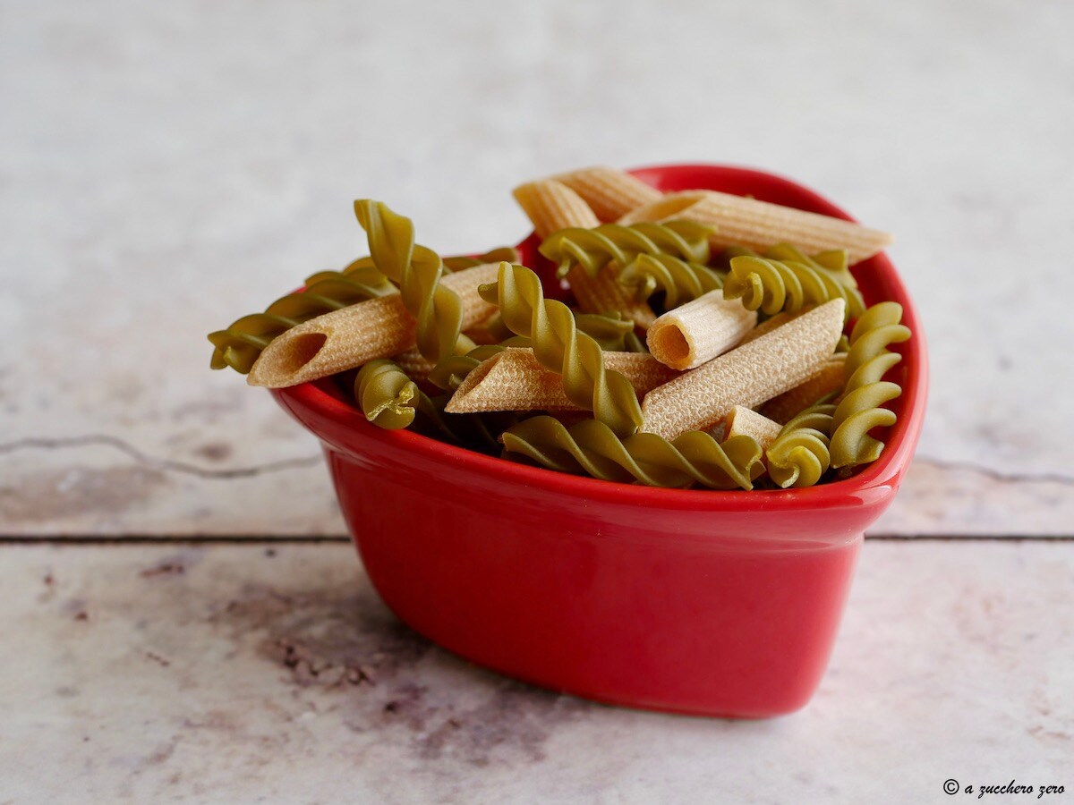 Hülsenfruchtpasta und Weizenpasta zusammen, einziges Gericht