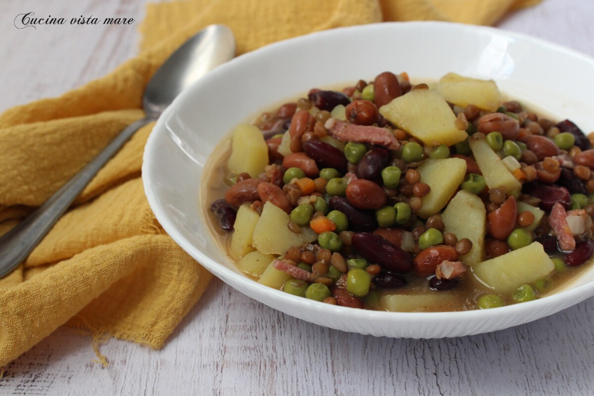 Hülsenfrüchtesuppe und Fucino-Kartoffeln