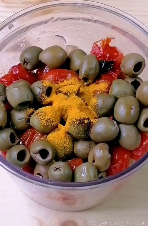 Hummus mit Datteltomaten und Oliven