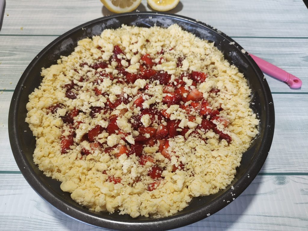 Streuselkuchen mit Creme und Erdbeeren