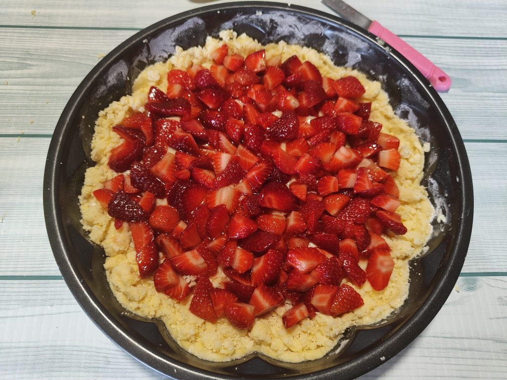 Streuselkuchen mit Creme und Erdbeeren