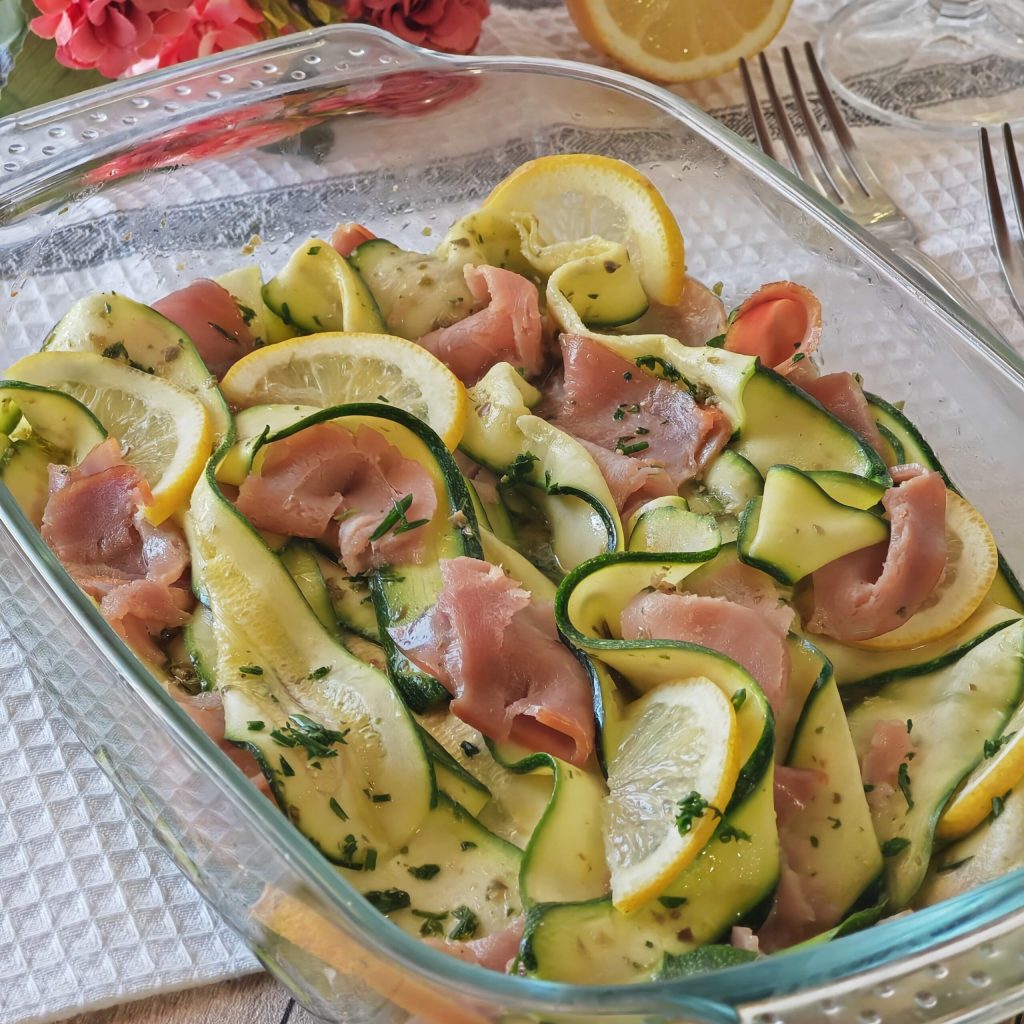 Zucchini-Salat und geräucherter Thunfisch