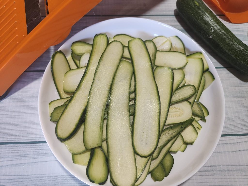 Zucchinisalat mit geräuchertem Thunfisch