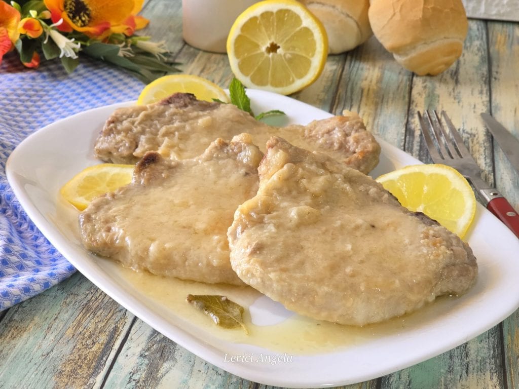 Zartes Schweinekotelett in Zitronensauce aus der Pfanne
