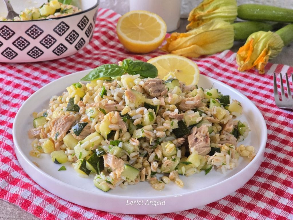 Reissalat mit Zucchini und Thunfisch dauert nur zwanzig Minuten.