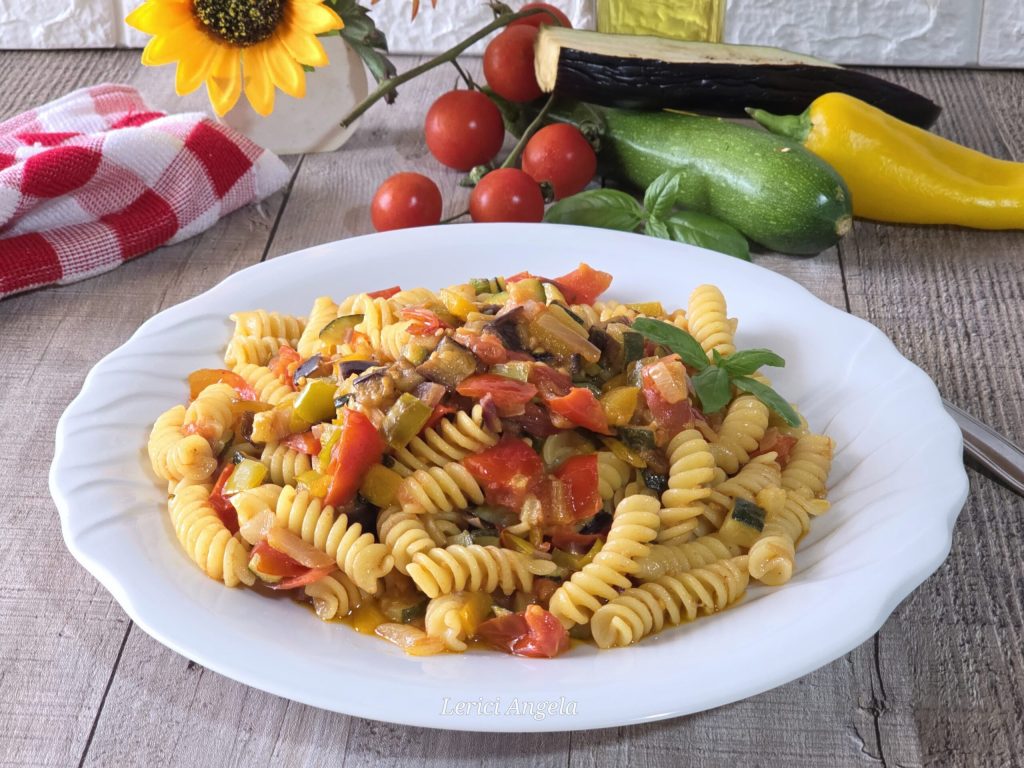 Rustikale und bunte Bauernpasta