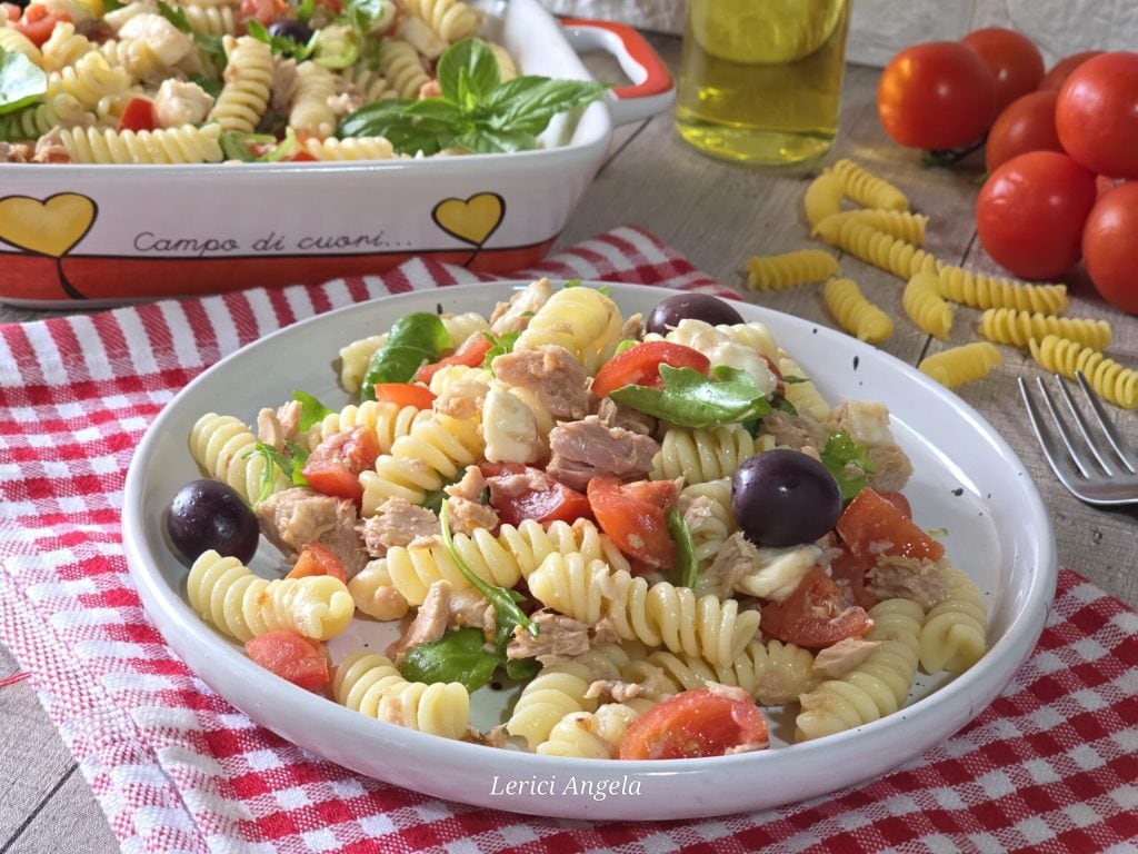 Nudelsalat mit Thunfisch, Rucola und Kirschtomaten