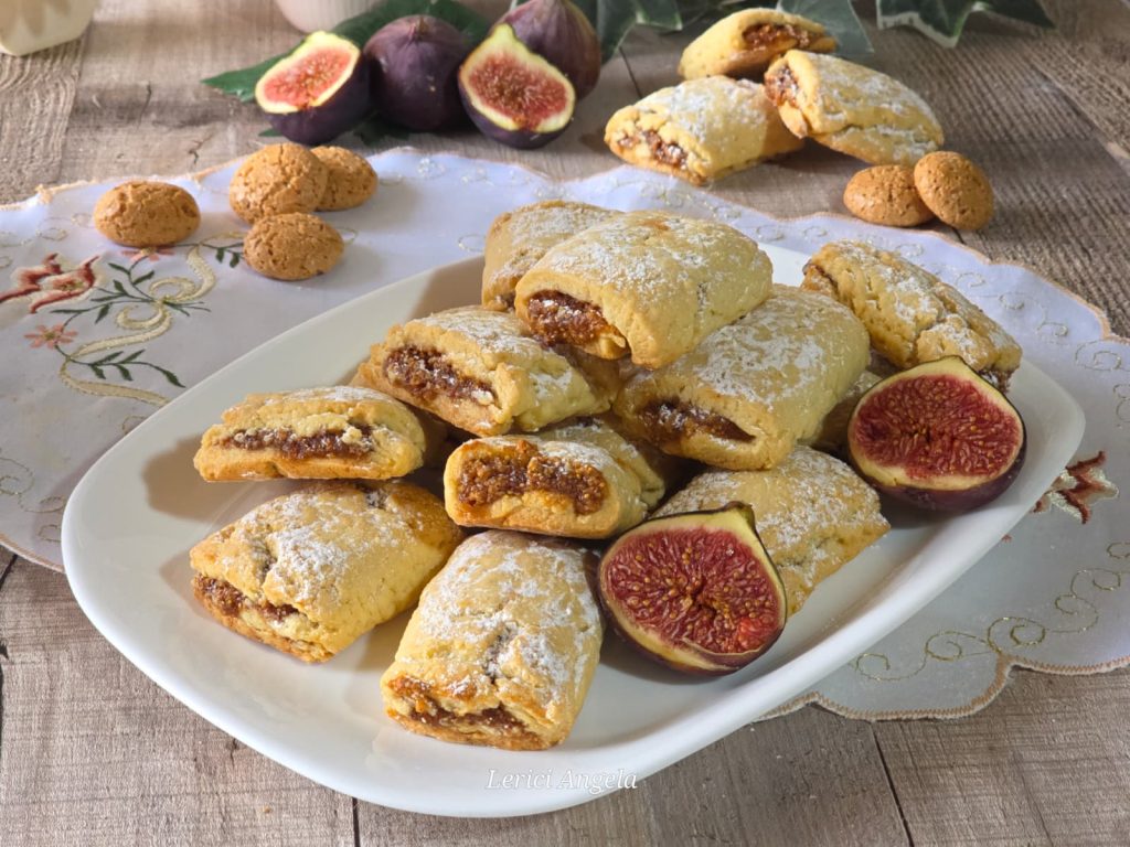 Plätzchen mit Feigenmarmelade und Amaretti