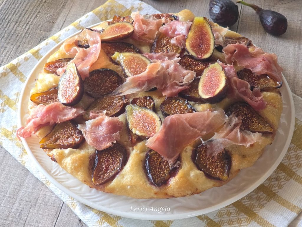Genuesische Focaccia mit Feigen und rohem Schinken