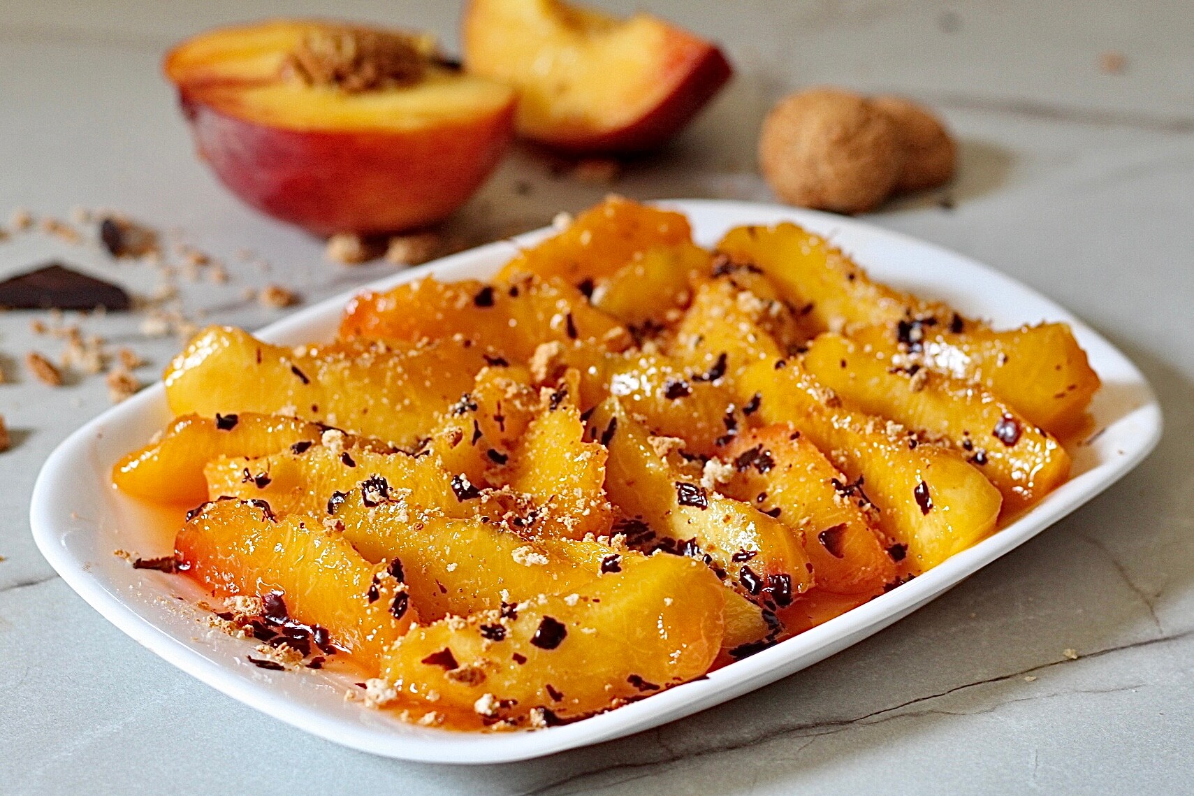 Karamellisierte Pfirsiche mit Amaretti und Schokolade.