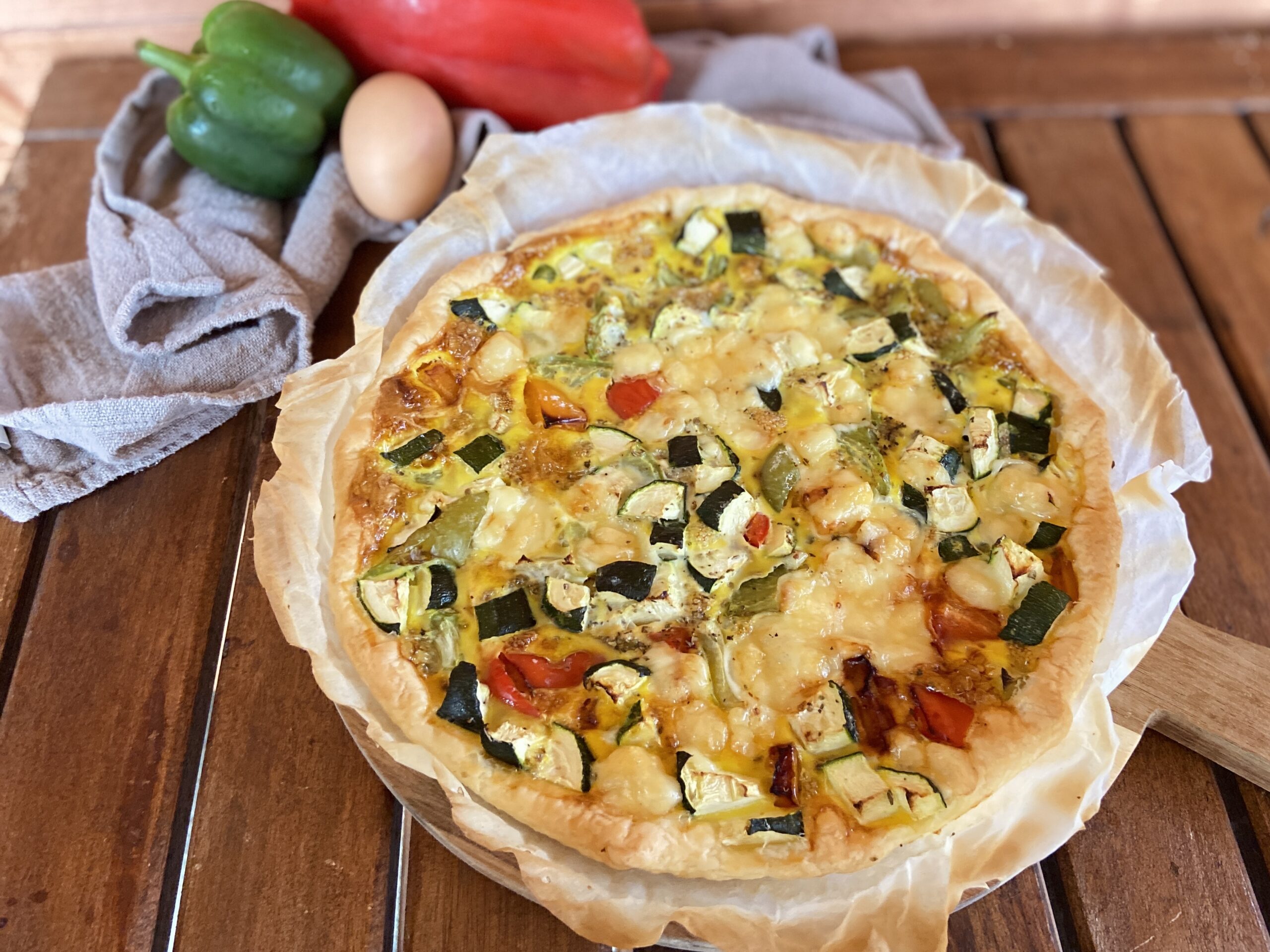 Herzhafter Kuchen mit Zucchini und Paprika