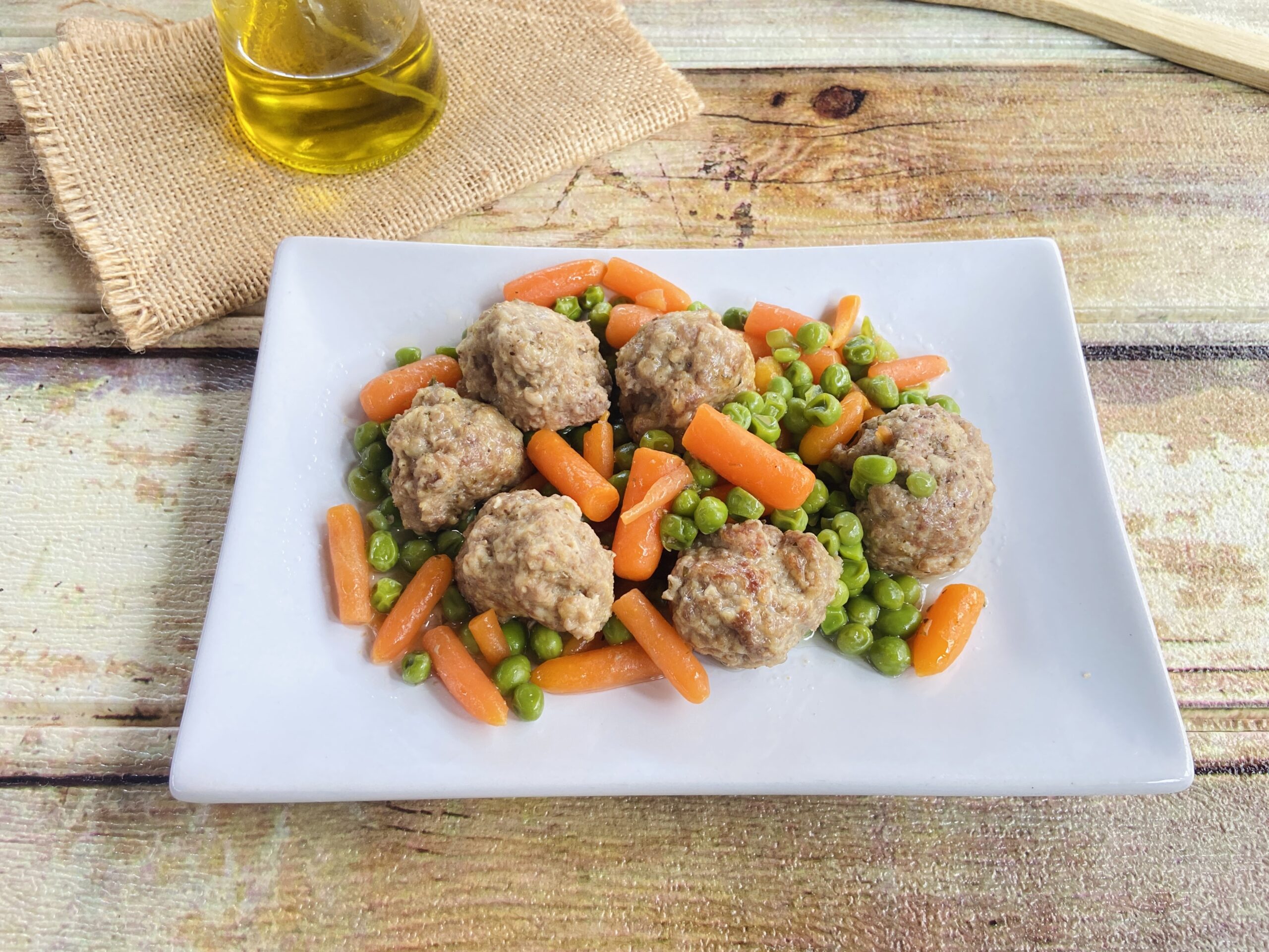 Frikadellen mit Erbsen und Karotten