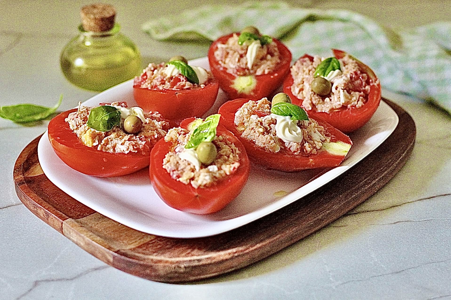 Kalte gefüllte Tomaten, ohne Kochen, lecker und im Handumdrehen zubereitet!