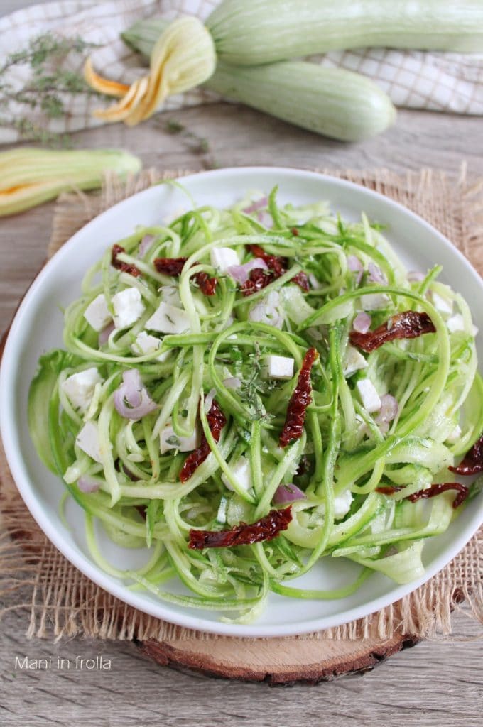 Zucchini-Salat mit getrockneten Tomaten und Feta