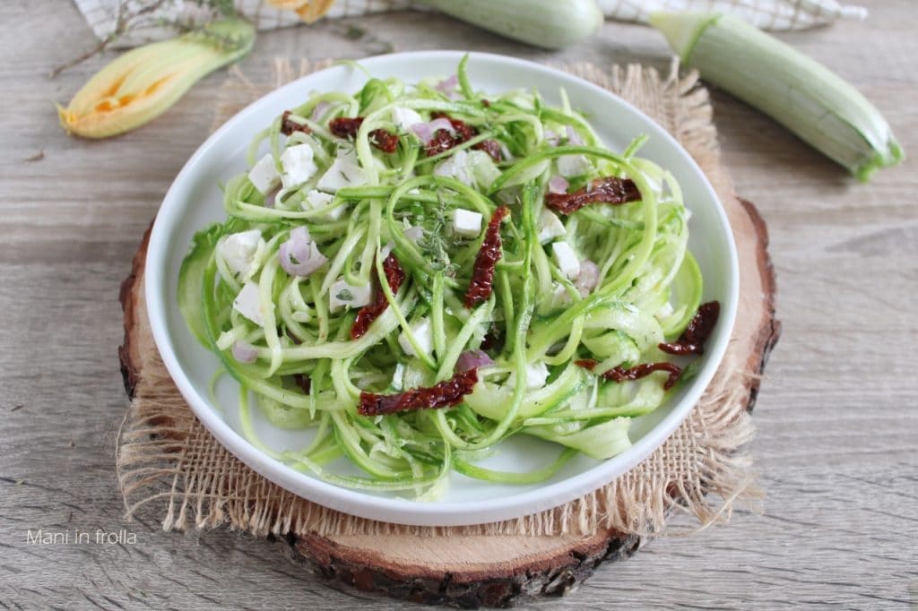 Zucchini-Salat mit getrockneten Tomaten und Feta