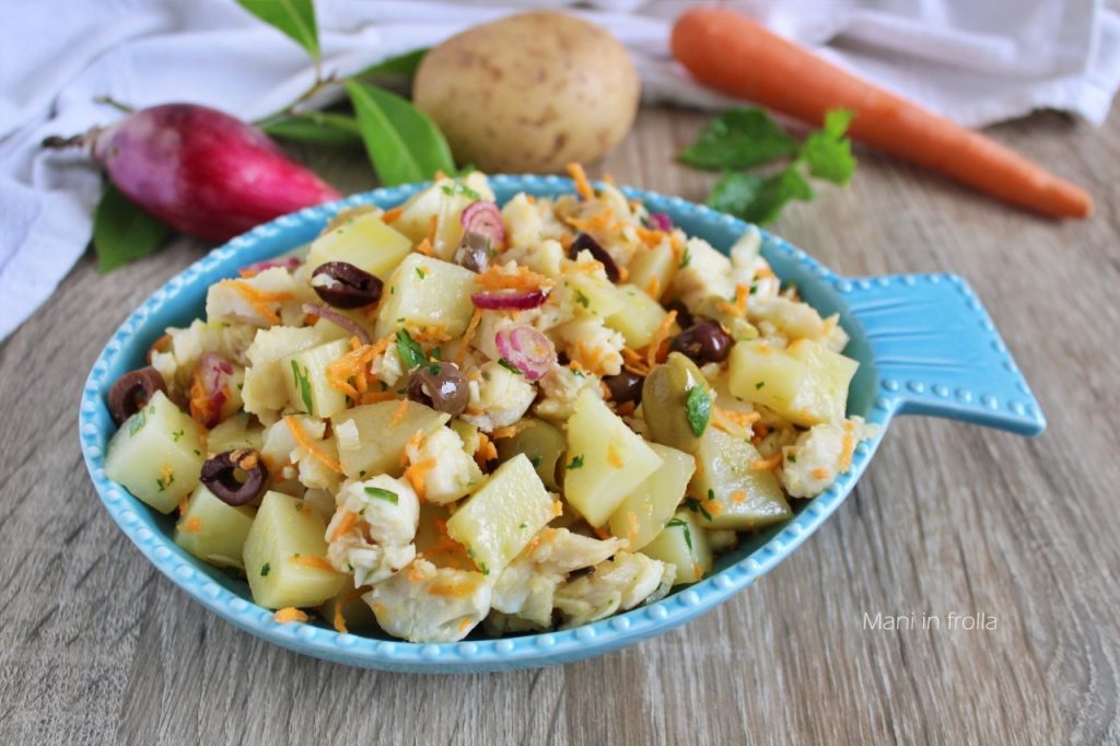 Seelachs im Salat mit Kartoffeln Karotten und Oliven