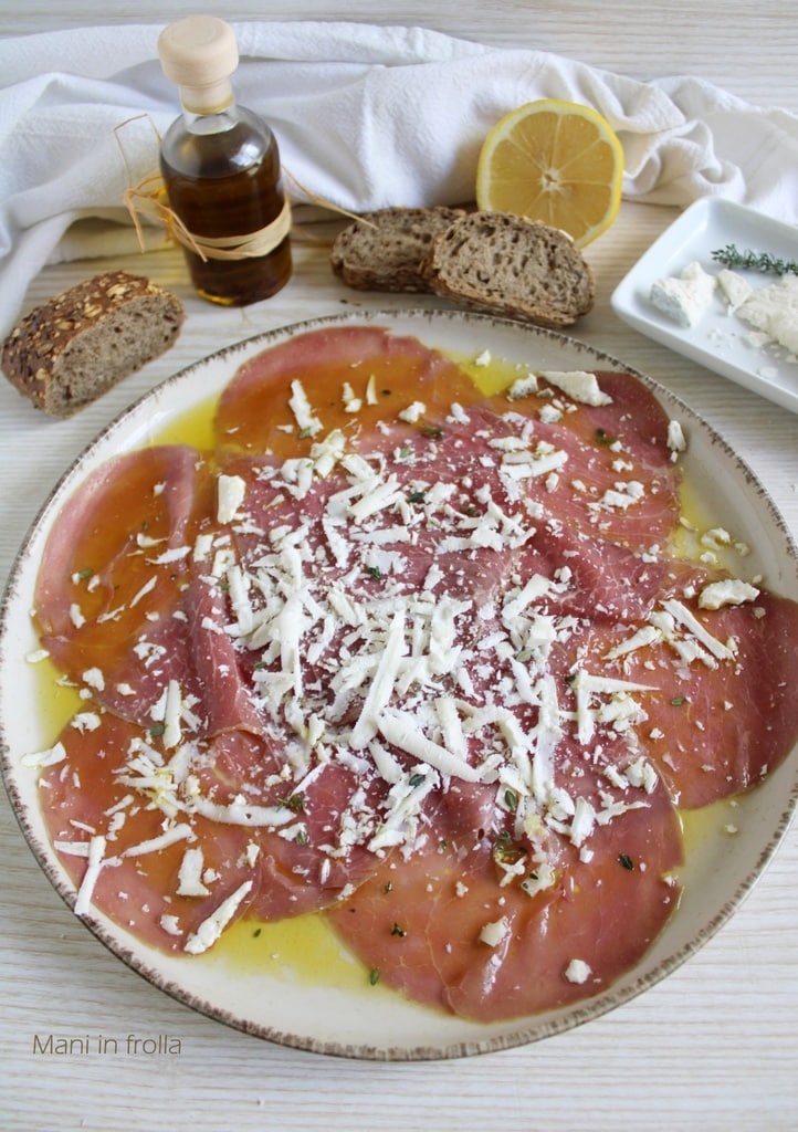 Gesmoktes Rindercarpaccio mit Käsespänen