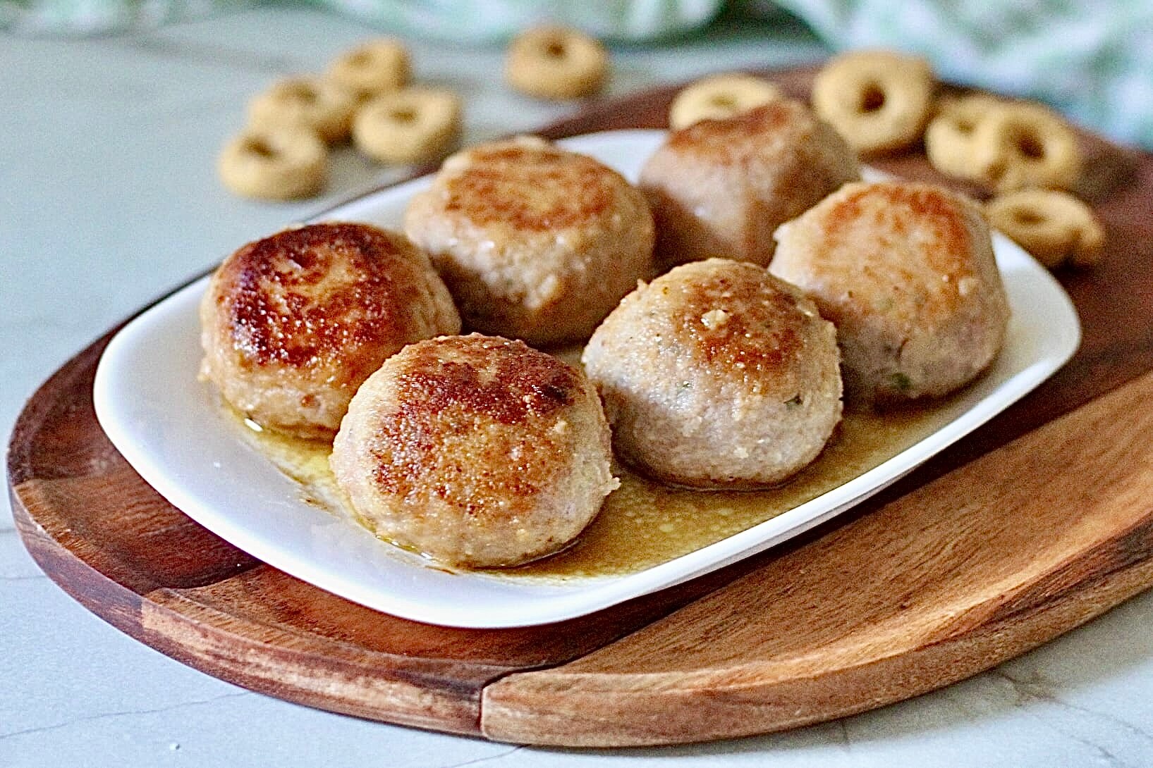 Fleischbällchen in der Pfanne, die im Mund zergehen und ich mache die Soße mit Brot