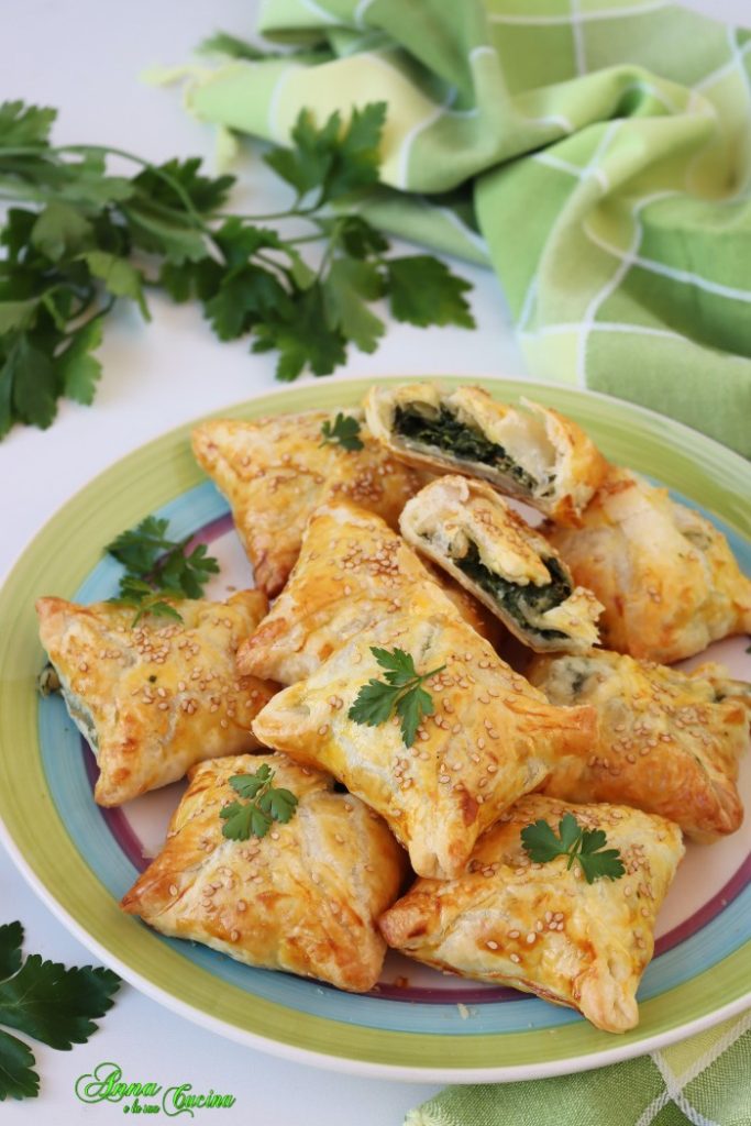 Blätterteigtaschen mit Spinat und Käse