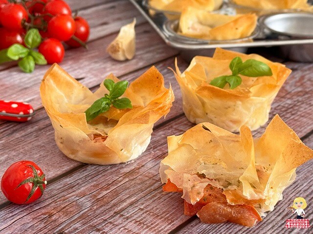 FILLO-TEIGKÖRBCHEN MIT TOMATEN UND MOZZARELLA