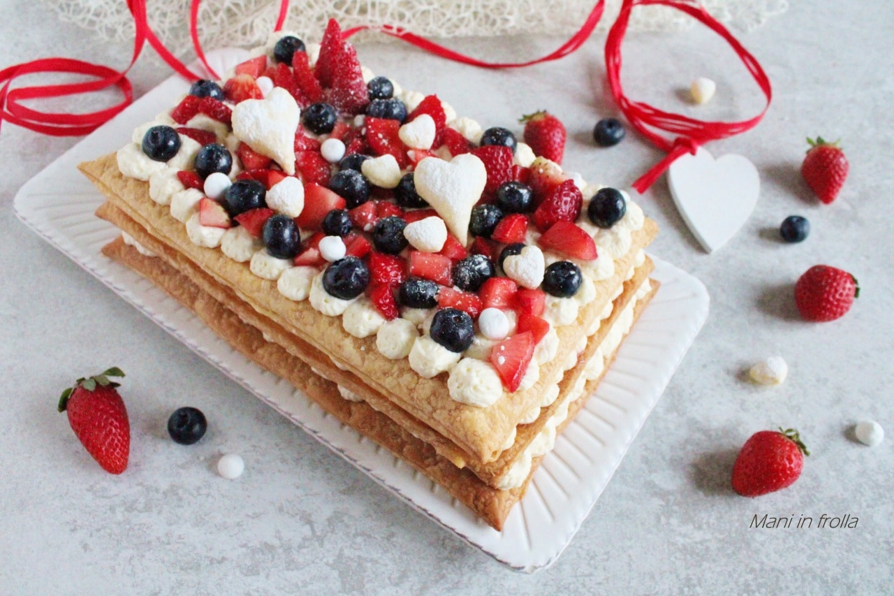 Blätterteigkuchen mit Creme Chantilly, Erdbeeren und Heidelbeeren