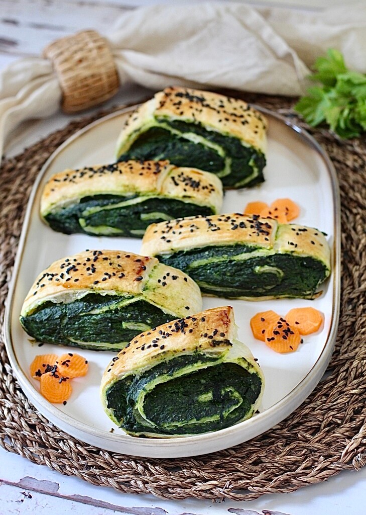 Spinat- und Borretschrolle