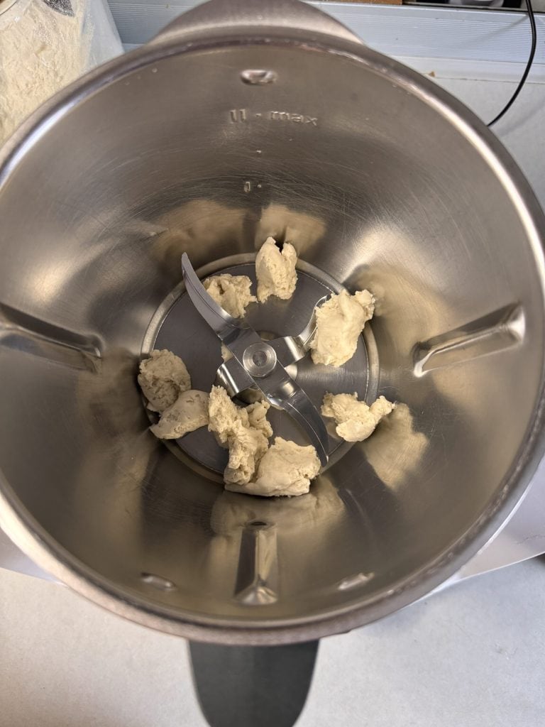 die Reste von Sauerteig zerkleinern