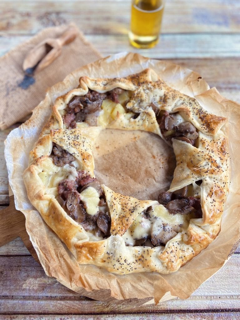 Rustikaler Kuchen mit Pilzen und Wurst
